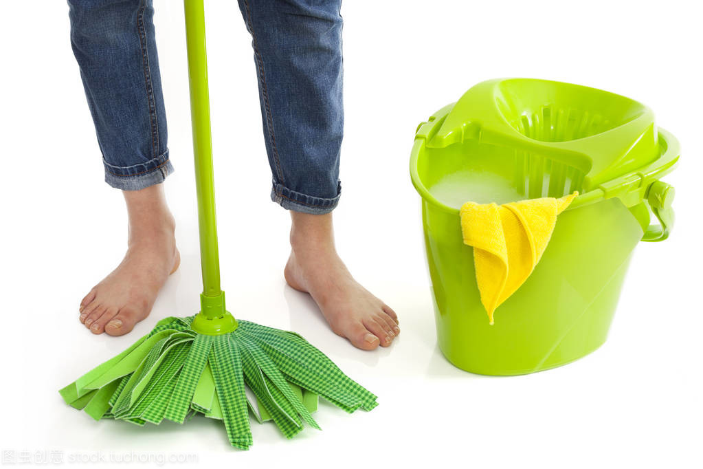 潔凈守護(hù)者 白色背景前的女性與清潔用品