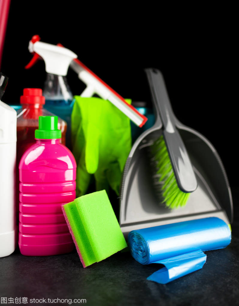 暗夜守護(hù)者 黑色背景下的清潔用品美學(xué)與功能性探析
